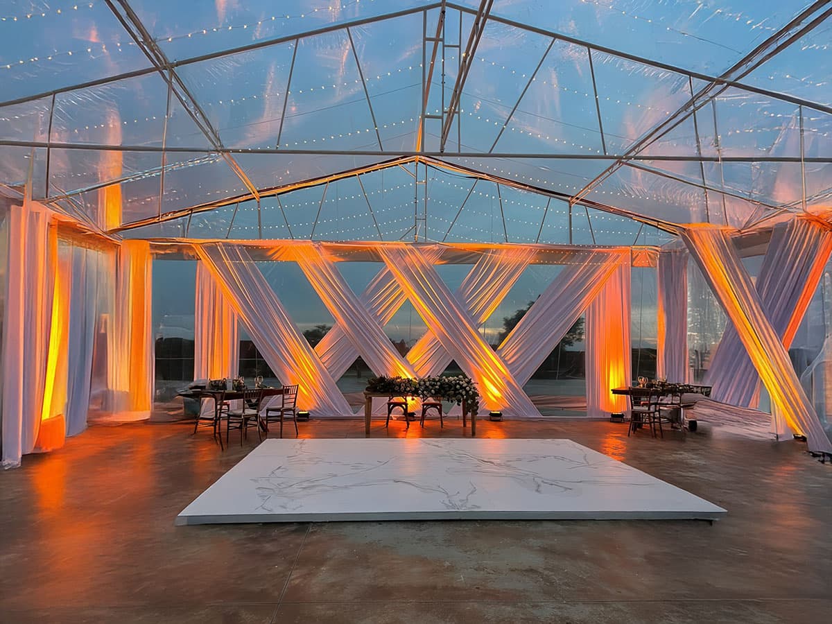 Carpa transparente al atardecer